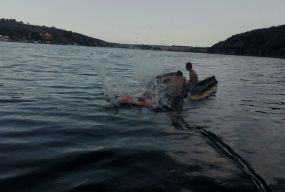 На Смотричі перевернувся катамаран з молоддю