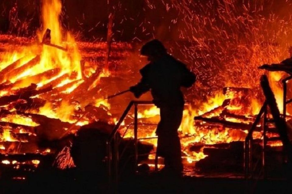 У селі Кам'янка через недопалок загорівся будинок