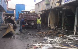 У Кам’янці вивозять обгорілі товари з Центрального ринку