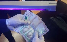 2 тисячі гривень хабаря: посадовця Кам’янець - Подільської райдержадміністрації затримали “на гарячому” (ФОТО)