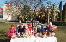Дошкільнята Кам’янця до Великодня прикрасили дерева міста