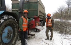 Автодорогою до Кам’янця дорожники розчищують смуги відведення