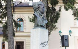 Кам’янчани поклали квіти до пам’ятника Шевченка (ФОТО+ВІДЕО)