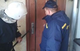 Кам’янецькі рятувальники відкрили двері квартири, де знаходився малюк