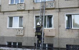 У Кам'янці рятувальники відчинили двері квартири, де знаходилась однорічна дитина
